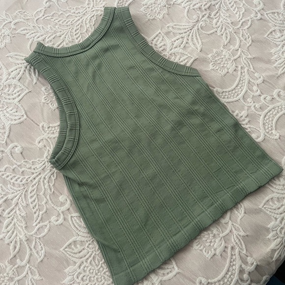 Dynamic Style Tank Top - Picture 2 of 4